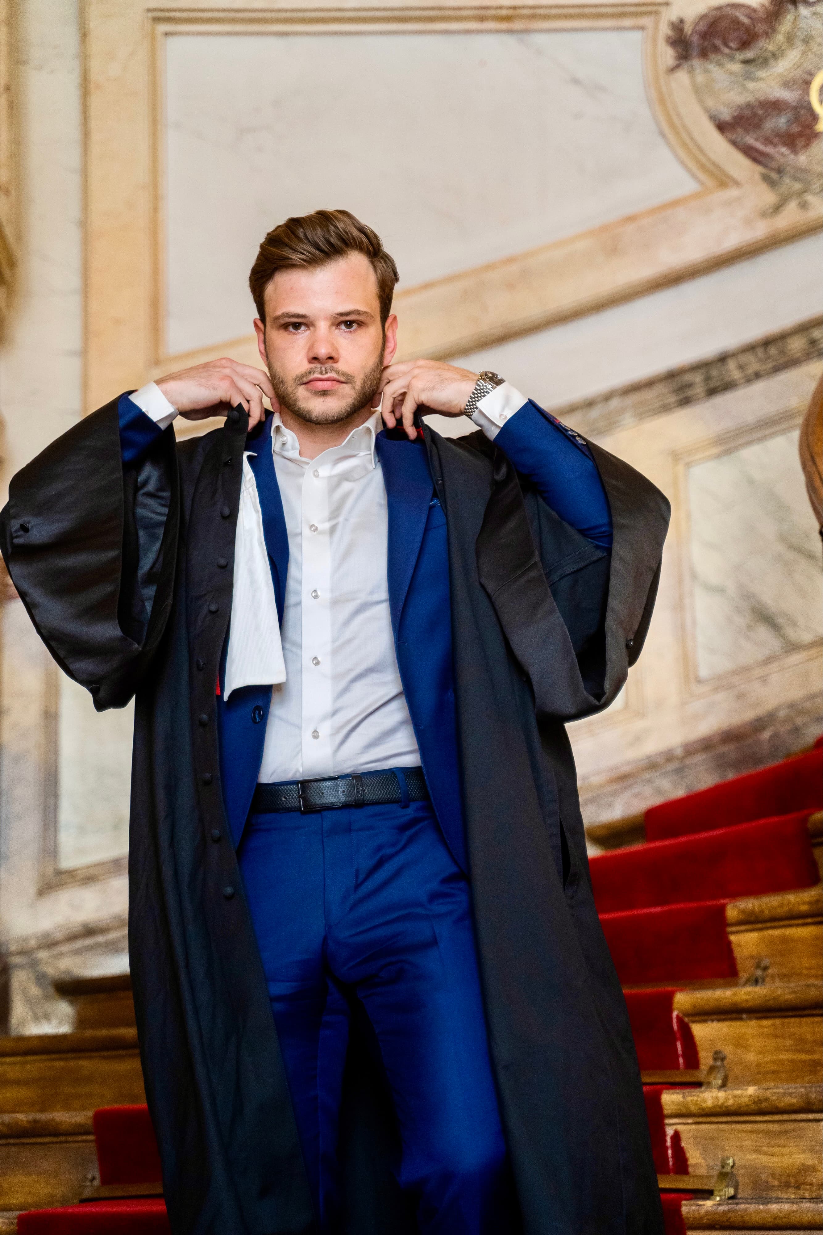 Maître Claro enfilant sa robe